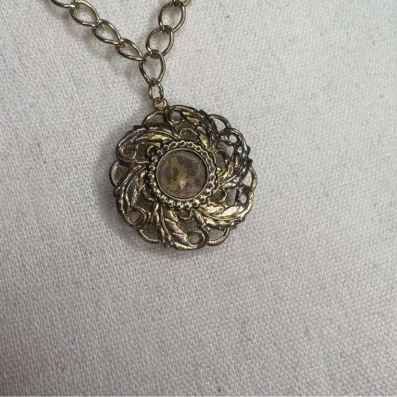 Up-cycled gold tone chunky chain necklace with vintage resin rose pendant - Picture 11 of 13